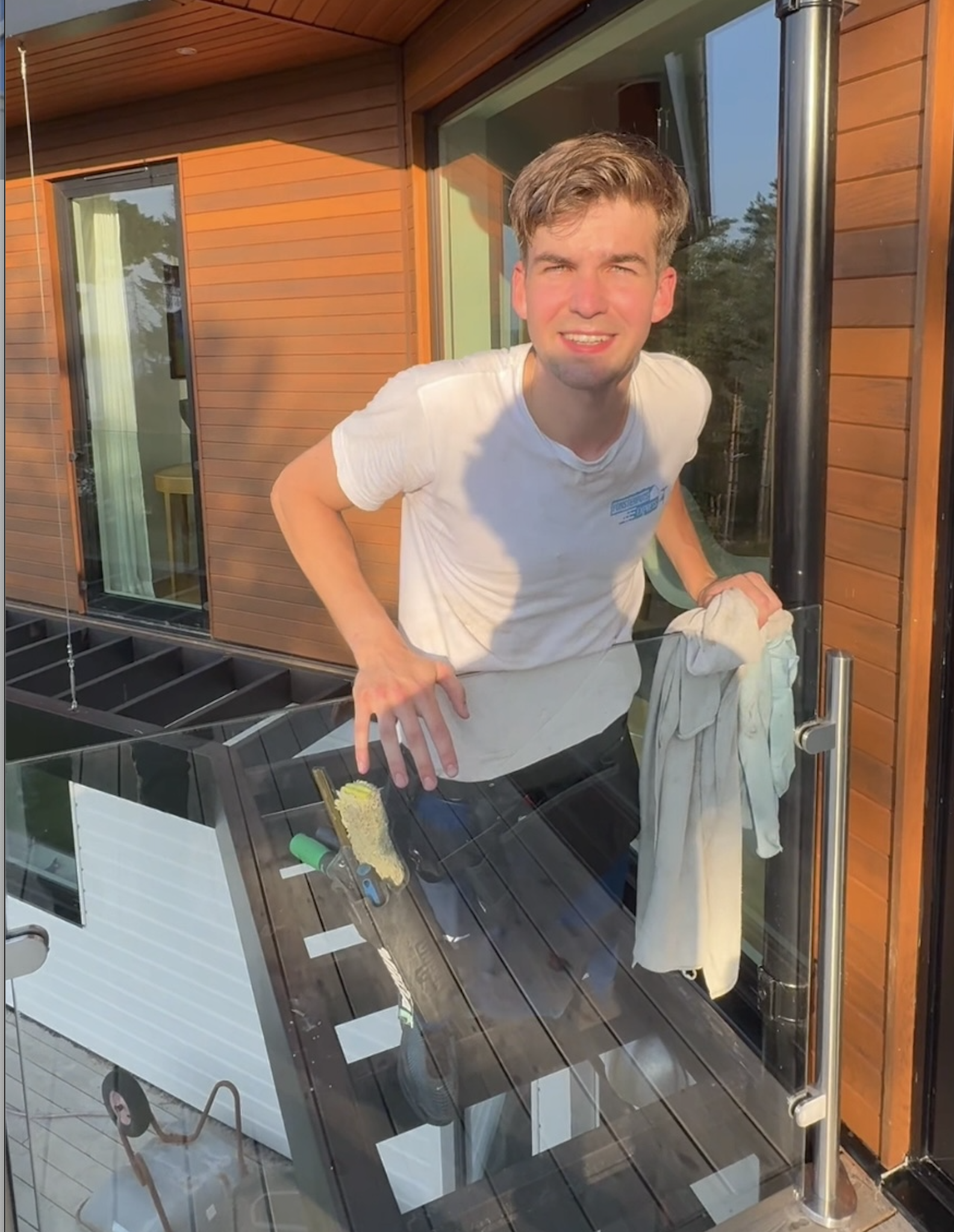 Säker fönsterputs av höga fönster på villa i Kyttinge