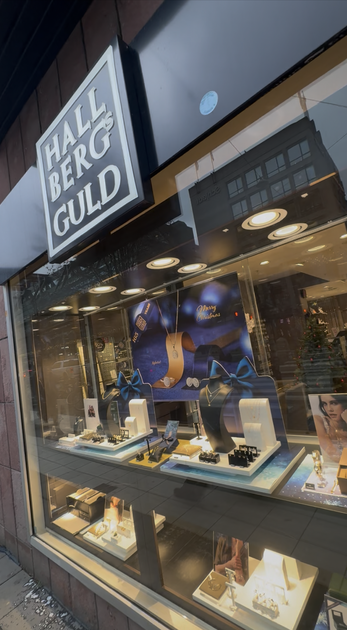 Modernt kontor i centrala Stockholm med skinande rena fönster efter professionell fönsterputs för företag.