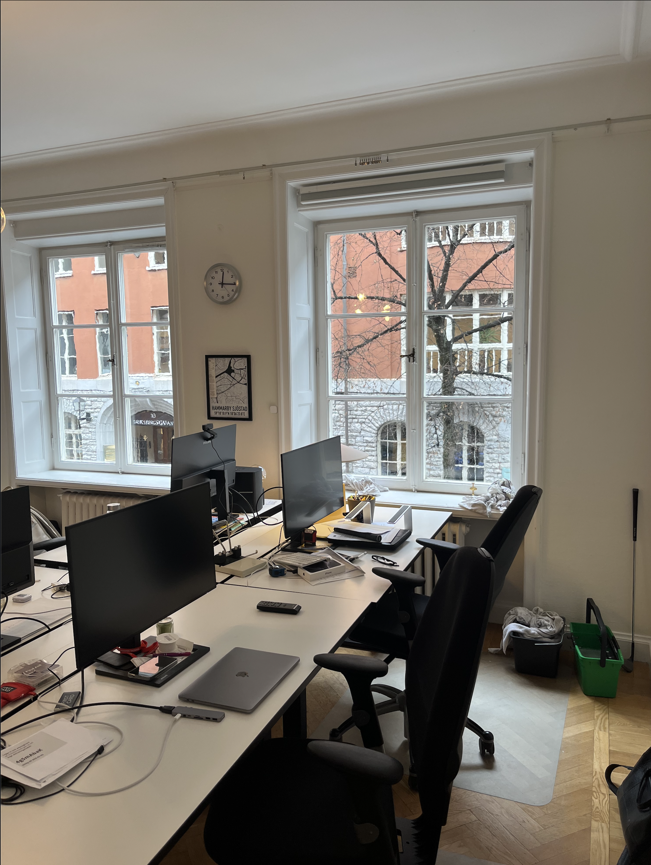 Modernt kontor i centrala Stockholm med skinande rena fönster efter professionell fönsterputs för företag.