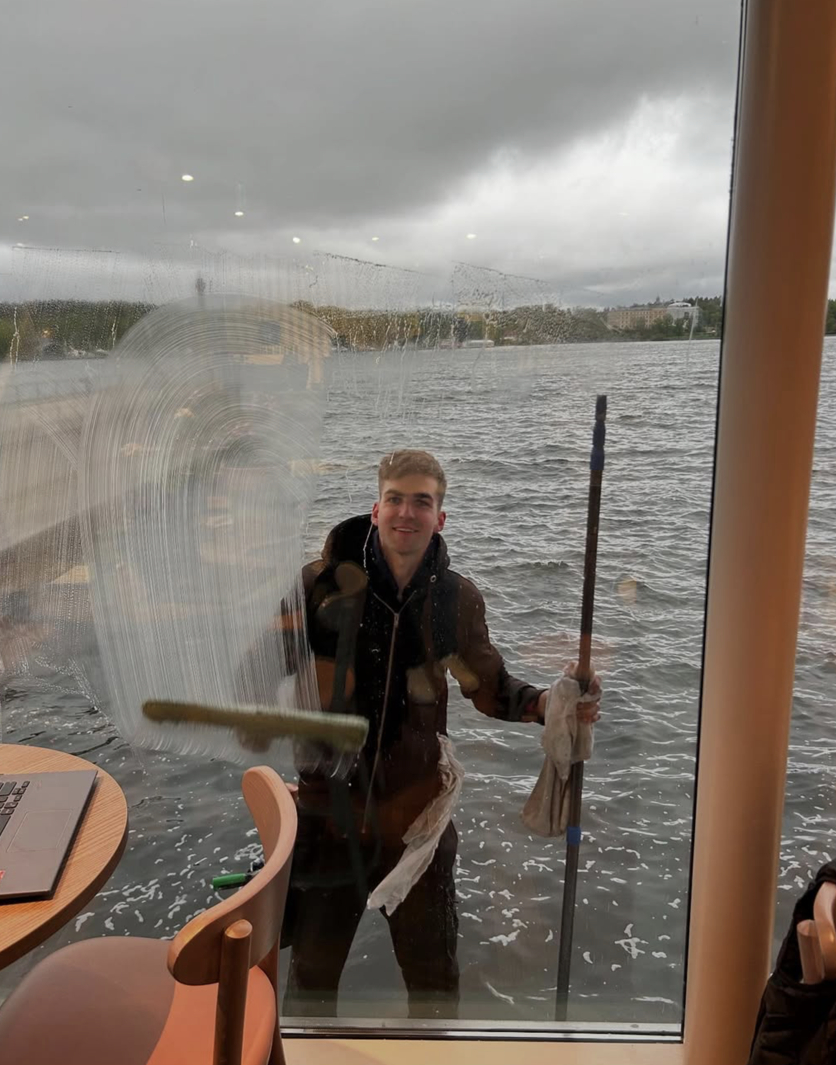 Professionell fönsterputs av panoramafönster mot Saltsjön