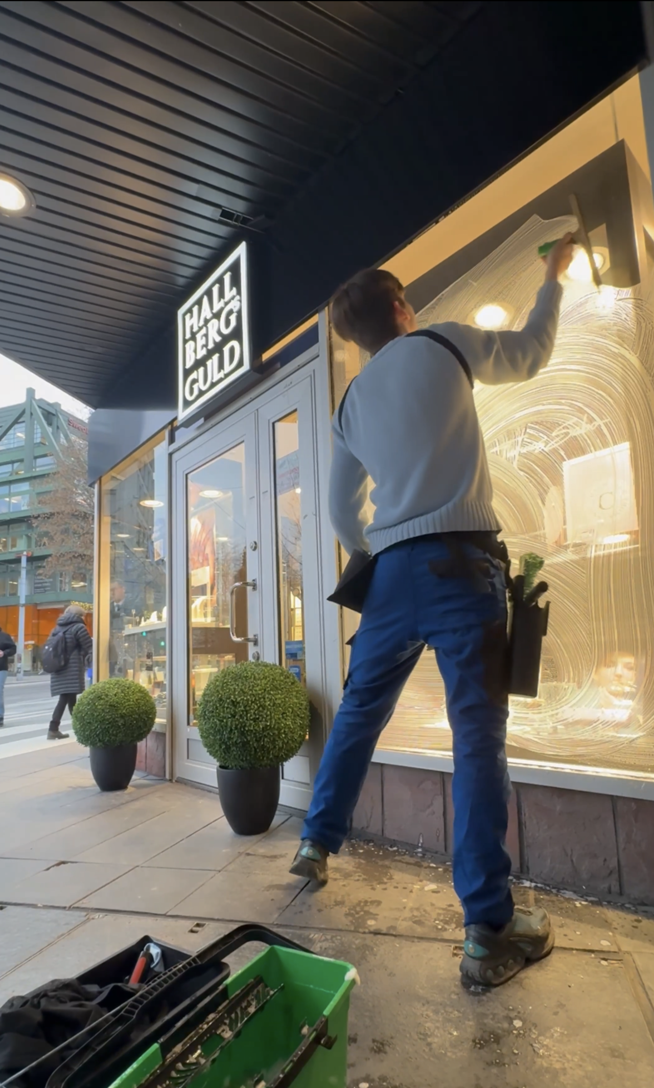 Modernt kontor i centrala Stockholm med skinande rena fönster efter professionell fönsterputs för företag.