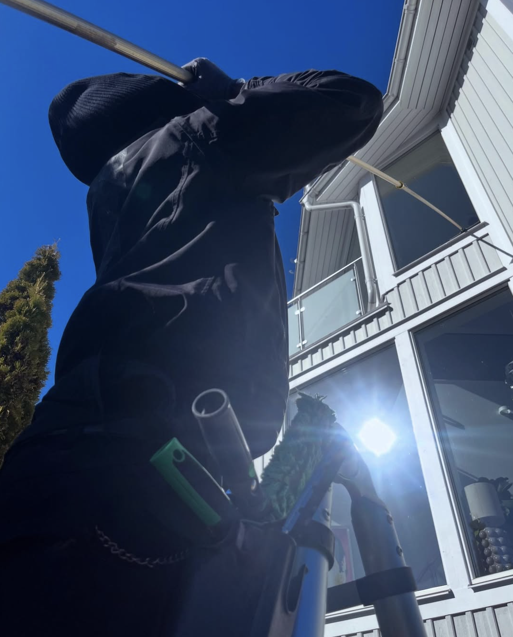 Professionell fönsterputs på Lidingö villa med teleskopstav – höga fönster i solsken