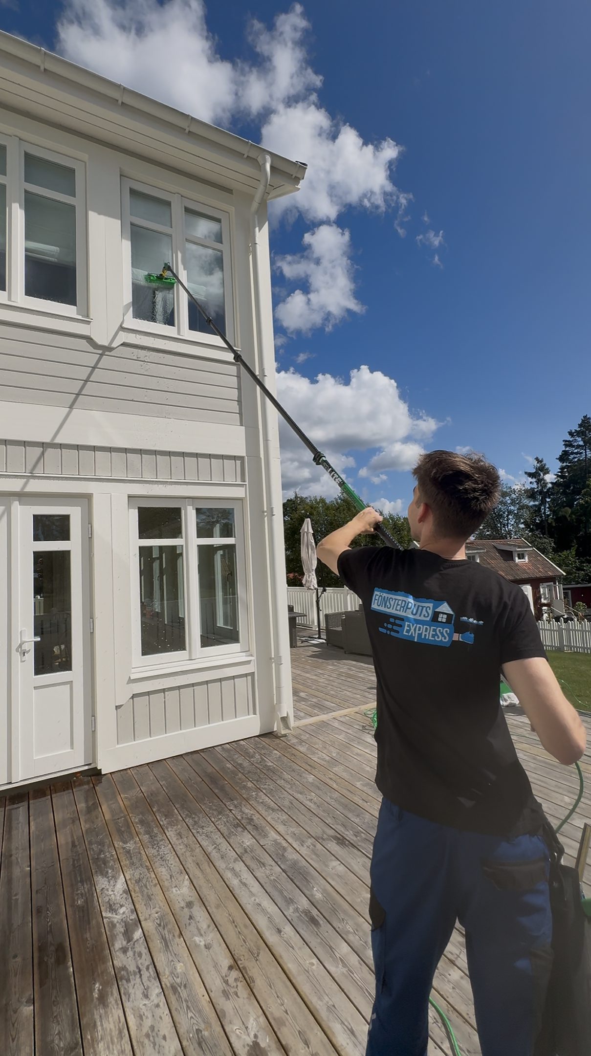 Fönsterputs Express med vattenfilter på villa i Stockholm